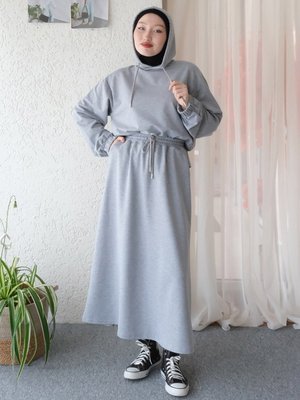 Gri İplik Kapüşonlu Sweat & Etek Takım Gri İplik Kapüşonlu Sweat & Etek Takım