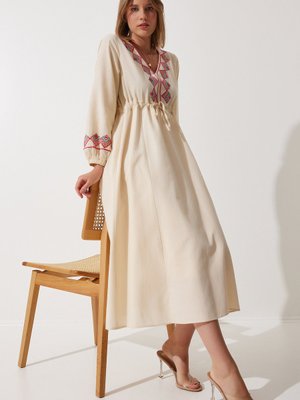 Krem Nakış Detaylı Oversize Keten Elbise