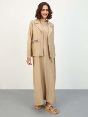 Açık Vizon Şerit Detaylı Kap & Elbise İkili Takım