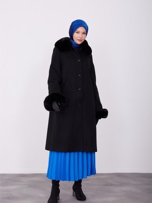 Önü Düğmeli Kürklü Kaban Siyah