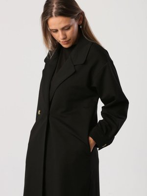 Siyah Düğmeli Rahat Kalıp Örme Ceket