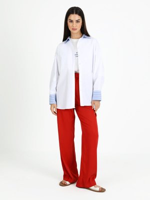 Beyaz Pamuklu Gömlek