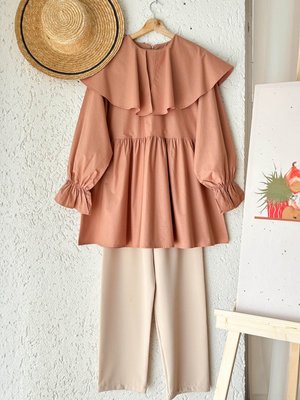 Somon Geniş Yakalı Marul Kol Tunik & Krem Krep Boru Paça Pantolon Takım Somon Geniş Yakalı Marul Kol Tunik & Krem Krep Boru Paça Pantolon Takım