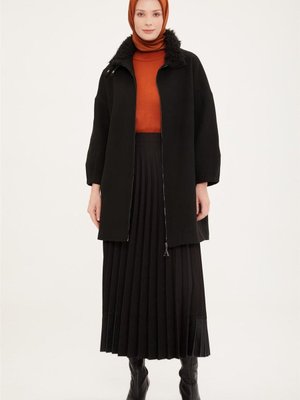 Yakası Kürklü Ve Çıtçıt Detaylı Kaban Siyah