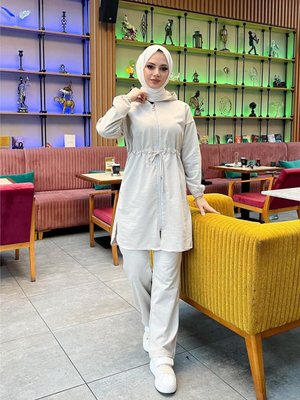 Kapüşonlu Fermuarlı Belden Bağlamalı Sade Basic İkili Spor Takımı Ekru Kapüşonlu Fermuarlı Belden Bağlamalı Sade Basic İkili Spor Takımı Ekru