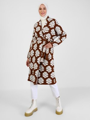 Çiçek Desenli Jakarlı Triko Hırka İnci Beyazı Camel Çiçek Desenli Jakarlı Triko Hırka İnci Beyazı Camel