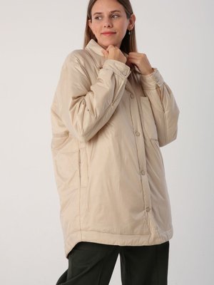 Bej Oversize Çıtçıtlı Gömlek Yaka Mont Bej Oversize Çıtçıtlı Gömlek Yaka Mont