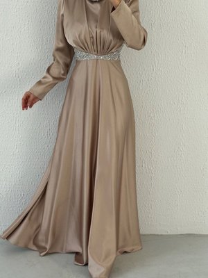 Detaylı Üstü Büzgülü Saten Abiye Elbise Taş Detaylı Üstü Büzgülü Saten Abiye Elbise Taş