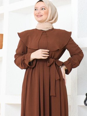 Pelerin Yaka Detaylı Kuşaklı Elbise Kahve