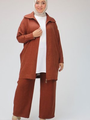 Kahve Büyük Beden Erkek Yaka Fermuar Detaylı Keten Airobin Pantolonlu Takım Kahve Büyük Beden Erkek Yaka Fermuar Detaylı Keten Airobin Pantolonlu Takım