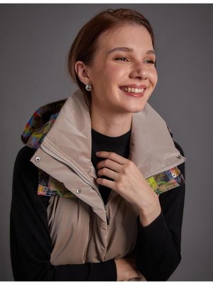 Dik Yaka Kapüşonlu Bej Yelek Dik Yaka Kapüşonlu Bej Yelek