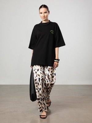 Leopar Desenli Beli Lastikli Saten Pantolon Leopar Desenli Beli Lastikli Saten Pantolon