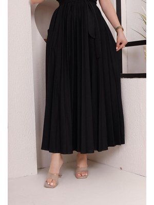 Siyah Kuşak Detaylı Piliseli Etek