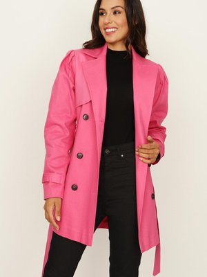 Pembe Kemerli Düğme Kapamalı Trençkot