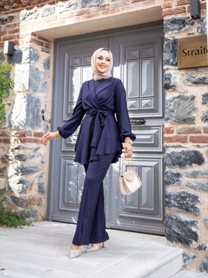 V Çaprazlı Pantolonlu Takım V Çaprazlı Pantolonlu Takım