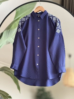 Omuz Nakış İşlemeli Gömlek