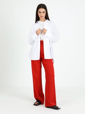 Beyaz Pamuklu Gömlek