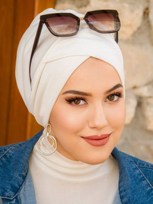 Beyaz Çapraz Bantlı Dolgulu Bone