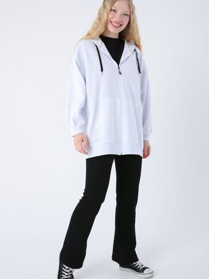 Beyaz Pamuklu Oversize Kapüşonlu Sweat Hırka Beyaz Pamuklu Oversize Kapüşonlu Sweat Hırka