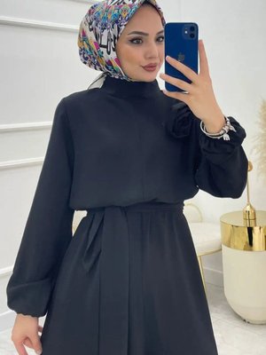 Kadın Krep Kuşaklı Gül Detaylı Salaş Tulum Kadın Krep Kuşaklı Gül Detaylı Salaş Tulum