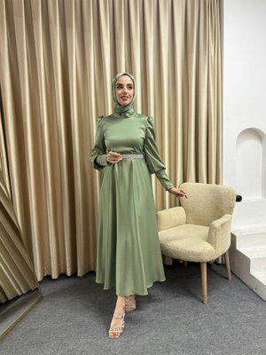 Kuşağı Taş Detaylı Saten Kumaş Eteği Yarım Çan Tesettür Elbise Kuşağı Taş Detaylı Saten Kumaş Eteği Yarım Çan Tesettür Elbise
