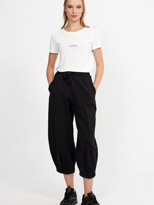 Siyah Cepli Içi Şardonlu Oversıze Eşofman Altı Siyah Cepli Içi Şardonlu Oversıze Eşofman Altı