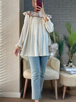 Nakış Detaylı Fırfırlı Gömlek Krem