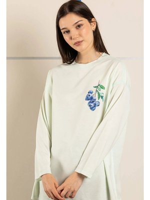Nefti Yeşil Ters Dikiş Detaylı Özel Tasarım Yaban Mersini Desenli Bisiklet Yaka Sweatshirt Nefti Yeşil Ters Dikiş Detaylı Özel Tasarım Yaban Mersini Desenli Bisiklet Yaka Sweatshirt