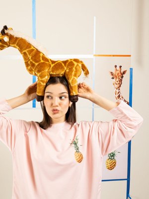 Pembe Ters Dikiş Detaylı Özel Tasarım Ananas Desenli Bisiklet Yaka Sweatshirt Pembe Ters Dikiş Detaylı Özel Tasarım Ananas Desenli Bisiklet Yaka Sweatshirt