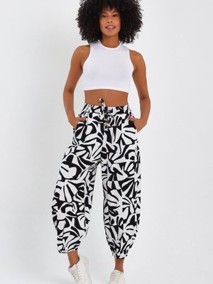 Beyaz Siyah Cepli Şalvar Pantolon Beyaz Siyah Cepli Şalvar Pantolon