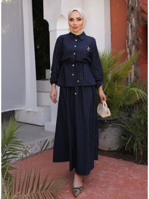 Kadın Lacivert Krep Zr Çizgili Gömlek Etek Broşlu Li Takım Kadın Lacivert Krep Zr Çizgili Gömlek Etek Broşlu Li Takım