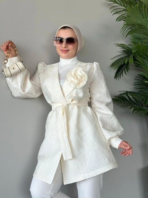 Ferda Yakası Güllü Balon Kol Ceket Ekru
