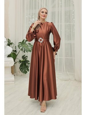 Kahverengi Manşeti Bağcıklı Kemeri Taşlı Saten Abiye Elbise Kahverengi Manşeti Bağcıklı Kemeri Taşlı Saten Abiye Elbise