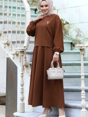 Gonca Broş Detaylı Etekli Takım Kahverengi