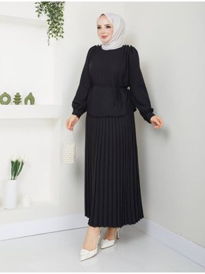 Omuzları Düğme Detaylı Piliseli Etekli Takım