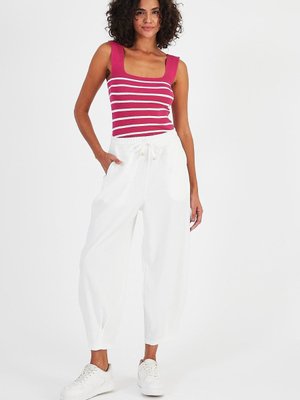 Beyaz Beli Lastikli Cepli Pantolon Beyaz Beli Lastikli Cepli Pantolon