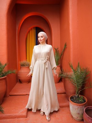 Büzgü Yaka Bel Kuşaklı Elbise