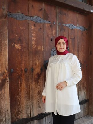 Boncuk Detaylı Beyaz Gömlek