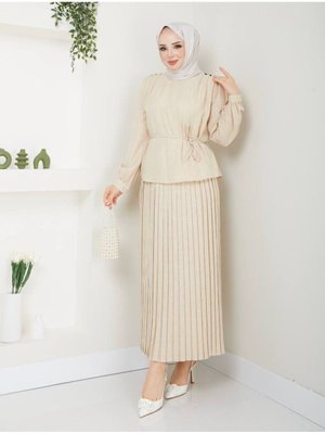 Omuzları Düğme Detaylı Piliseli Etekli Takım