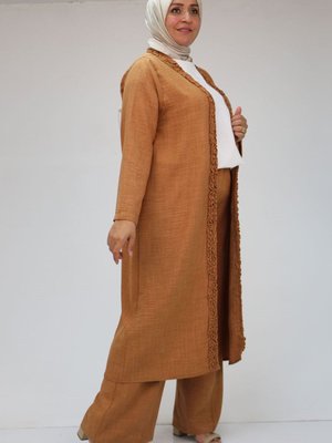 Sütlü Kahve Büyük Beden Fırfır Detaylı Pantolonlu Takım Sütlü Kahve Büyük Beden Fırfır Detaylı Pantolonlu Takım