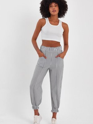 Beyaz Gri Paçası Büzgülü Jogger Pantolon Beyaz Gri Paçası Büzgülü Jogger Pantolon