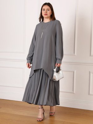 Gri Büyük Beden Piliseli Tunik & Etek İkili Aerobin Takım