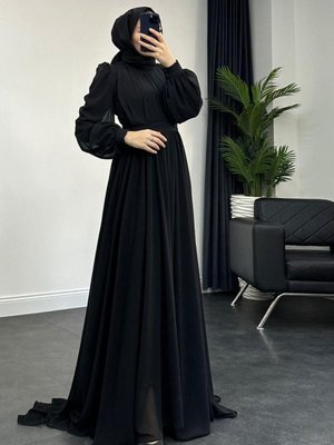 Önü Piliseli Kuyruklu Şifon Abiye Elbise Siyah Önü Piliseli Kuyruklu Şifon Abiye Elbise Siyah