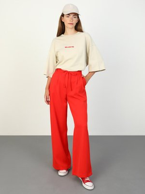 Kırmızı Pantolon Kırmızı Pantolon