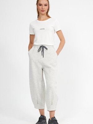 Gri Cepli Içi Şardonlu Oversıze Eşofman Altı Gri Cepli Içi Şardonlu Oversıze Eşofman Altı