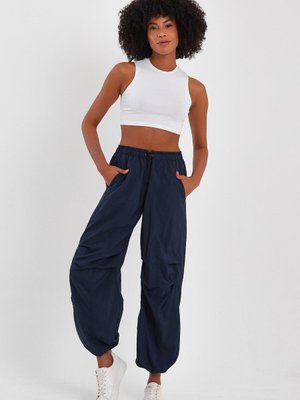 Lacivert Ayarlanabilir Paça Paraşüt Kumaş Pantolon Lacivert Ayarlanabilir Paça Paraşüt Kumaş Pantolon