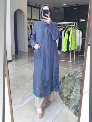 Cep Ve Eteği Dantel Detaylı Trenç