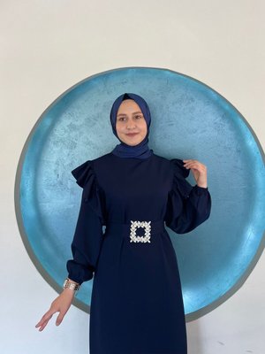 Taşlı Kemerli Krep Elbise ( Arkası Fermuarlı, Seyyar Kemerli ) Taşlı Kemerli Krep Elbise ( Arkası Fermuarlı, Seyyar Kemerli )