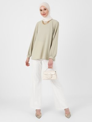 İpek Tuşeli Basic Bluz Zeytin Yeşili İpek Tuşeli Basic Bluz Zeytin Yeşili