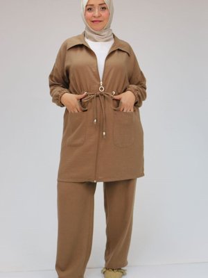 Sütlü Kahve Büyük Beden Önden Taş Detaylı Pantolonlu Takım Sütlü Kahve Büyük Beden Önden Taş Detaylı Pantolonlu Takım